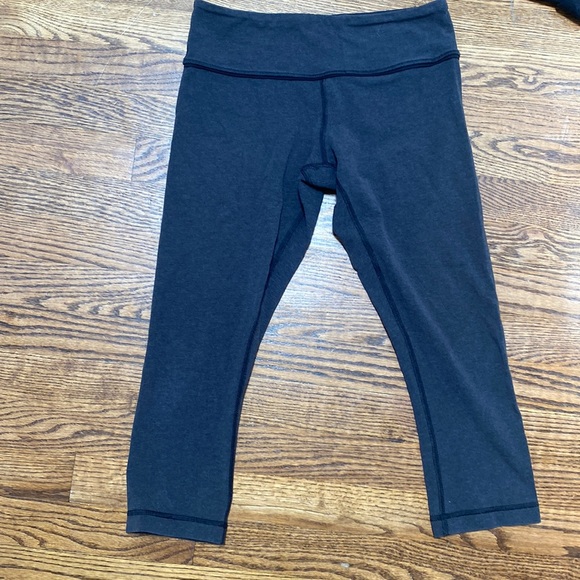 Lululemon grey cropped leggings size 6. - Picture 1 of 3
